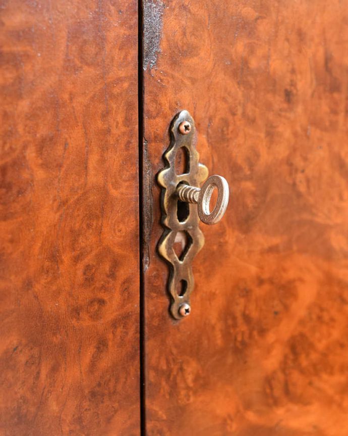 アンティークのチェスト　アンティーク家具　アンティークの英国輸入家具、伸張式の天板付きのサイドチェスト。鍵を使って開けてみましょうおとぎ話に出てくるような可愛いアンティークの鍵が付いています。(q-1909-f)