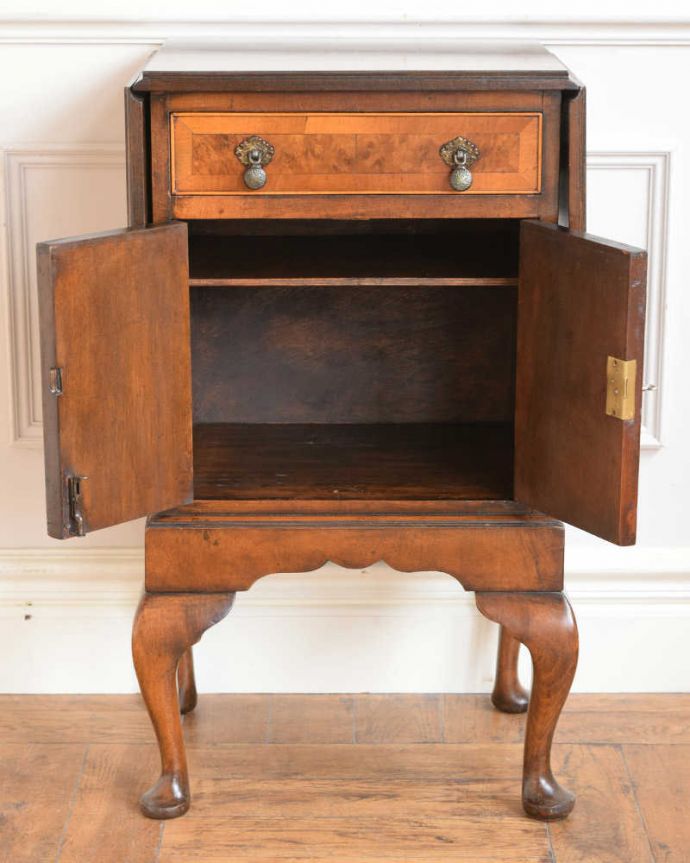 アンティークのチェスト　アンティーク家具　アンティークの英国輸入家具、伸張式の天板付きのサイドチェスト。扉を開けて中を見てみると…職人がキレイに修復したので、扉の中もキレイです。(q-1909-f)