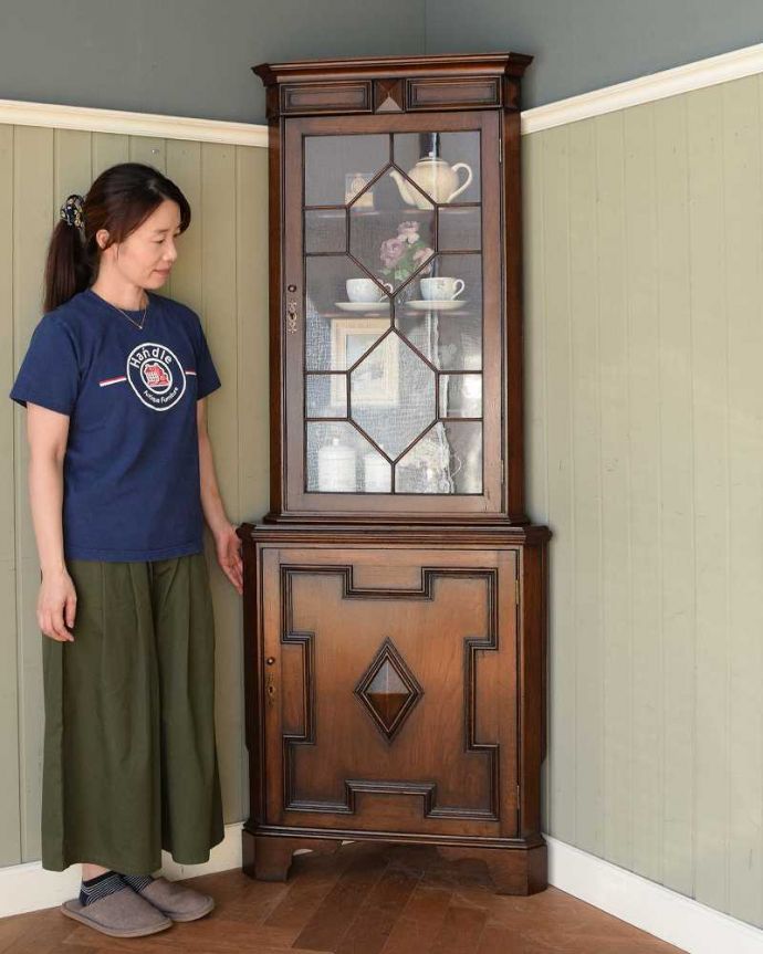 英国アンティークのガラスキャビネット