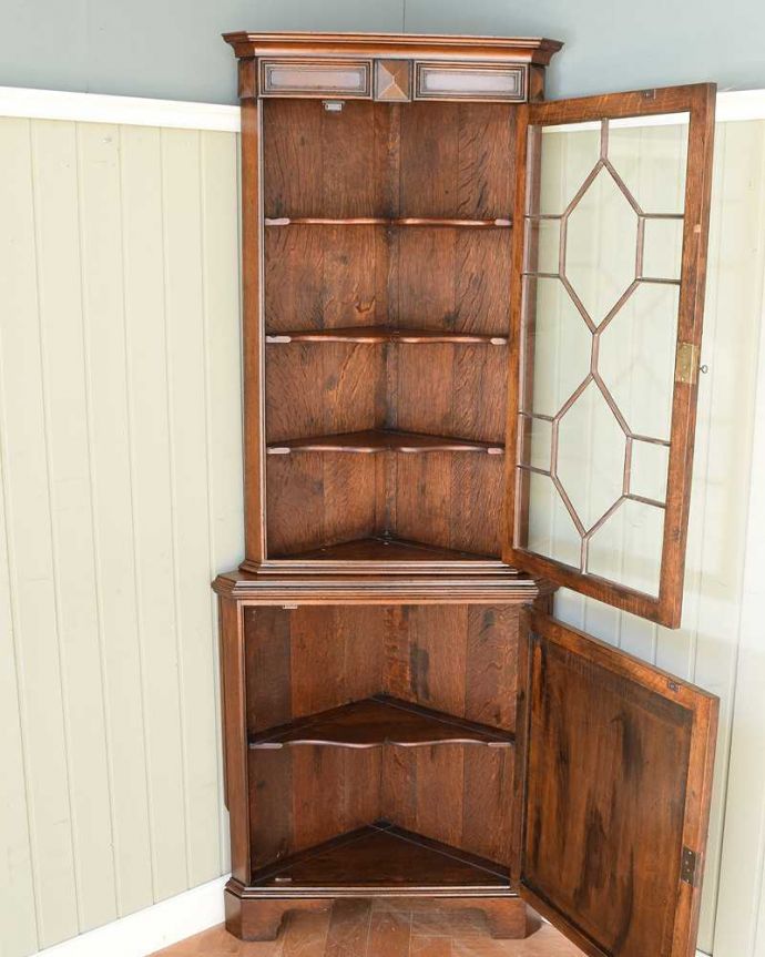 コーナーキャビネットの扉の中