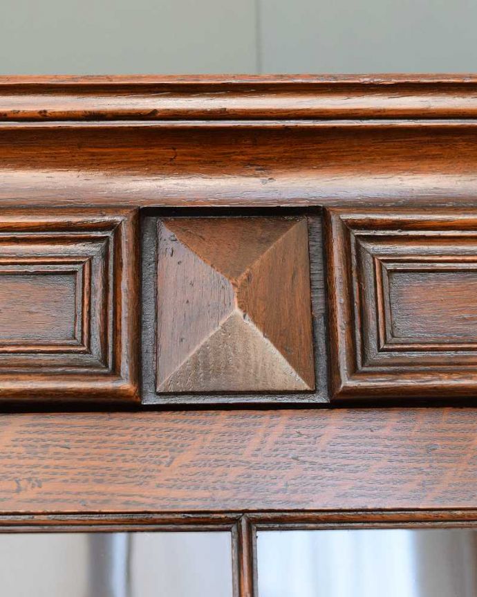 英国アンティーク家具らしい彫