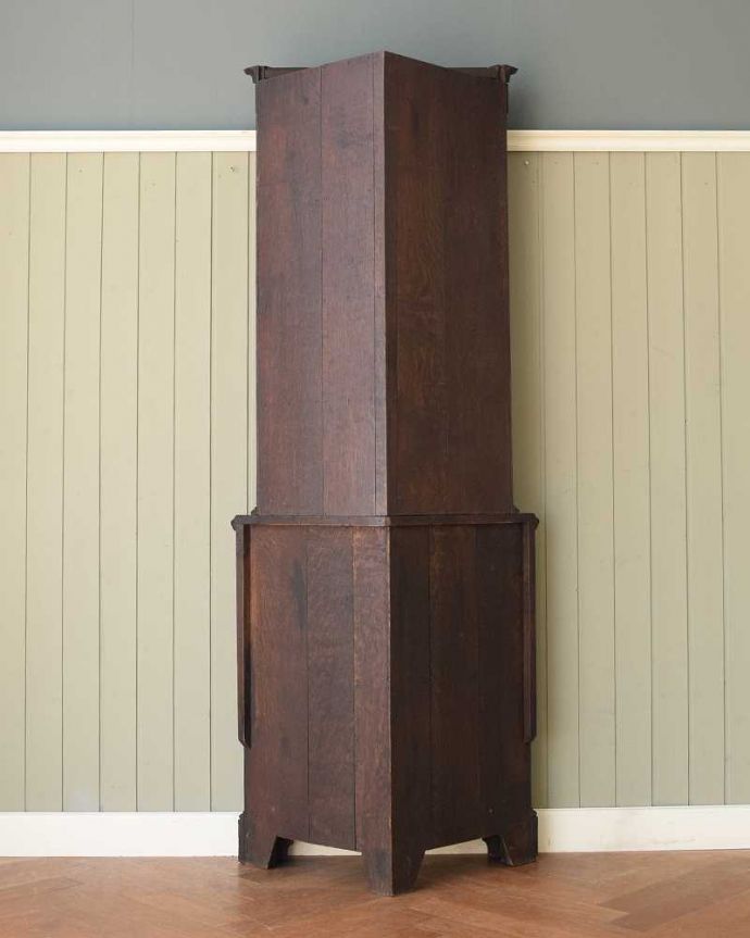 キャビネットの後ろ姿