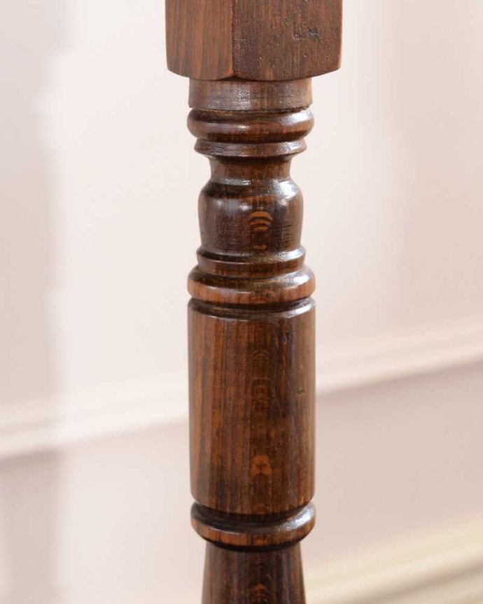 アンティークのテーブル　アンティーク家具　脚のデザインが美しい小さなテーブル、アンティークのオケージョナルテーブル。うっとりする美しさアンティークだから手に入る美しい彫。(q-1911-f)