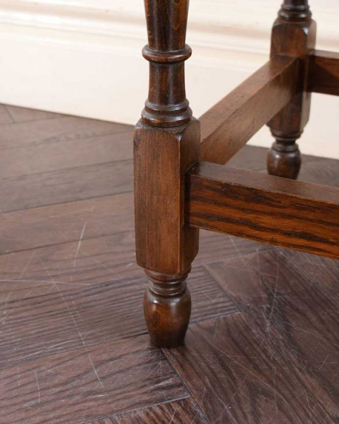 アンティークのテーブル　アンティーク家具　脚のデザインが美しい小さなテーブル、アンティークのオケージョナルテーブル。持ち上げなくても大丈夫！Handleのアンティークは、脚の裏にフェルトキーパーをお付けしています。(q-1911-f)