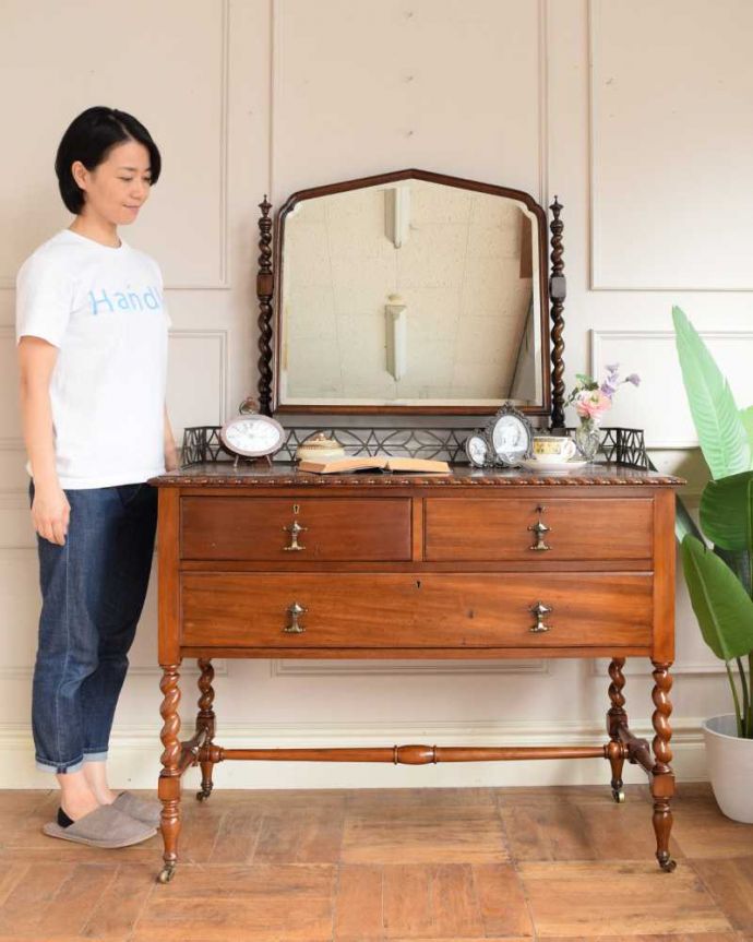 アンティークのドレッサー　アンティーク家具　英国のアンティーク家具、鏡のかたちまで素敵なドレッシングチェスト。大きな鏡を見る度に毎日が楽しくなるドレッシングチェストミラーが付いた女性のための家具ドレッシングチェスト。(q-1912-f)