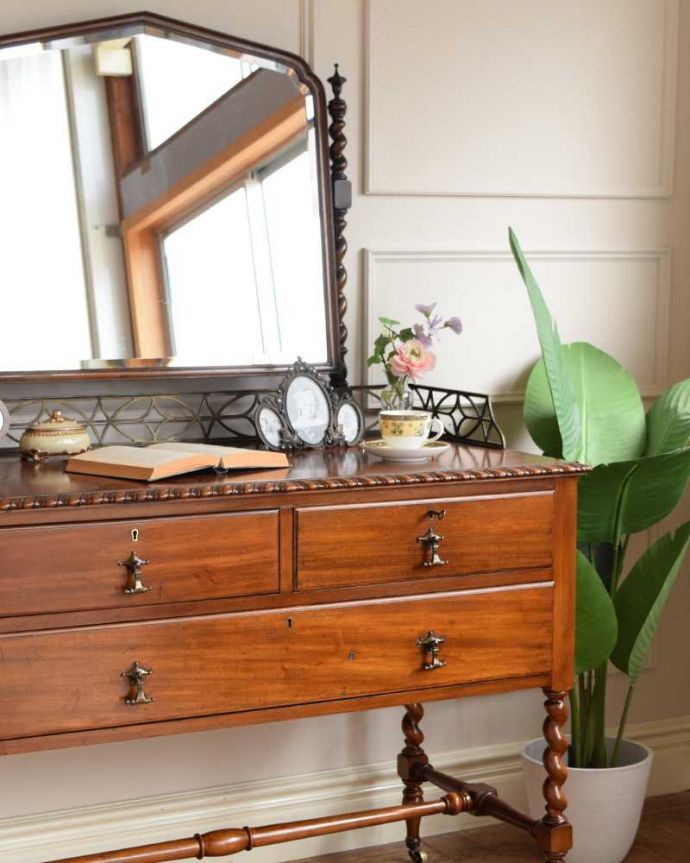 アンティークのドレッサー　アンティーク家具　英国のアンティーク家具、鏡のかたちまで素敵なドレッシングチェスト。英国アンティークが持つ素材の華やかさ木目の美しさが際立つ英国アンティークらしいドレッシングチェスト。(q-1912-f)