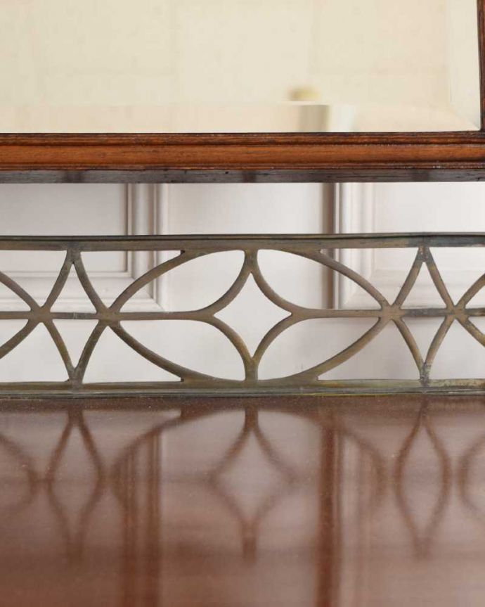 アンティークのドレッサー　アンティーク家具　英国のアンティーク家具、鏡のかたちまで素敵なドレッシングチェスト。惚れ惚れするような美しさアンティークらしく細かい装飾を眺めているだけでうっとりしてしまいます。(q-1912-f)