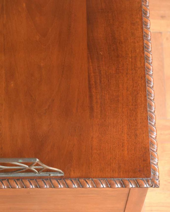 アンティークのドレッサー　アンティーク家具　英国のアンティーク家具、鏡のかたちまで素敵なドレッシングチェスト。天板の塗装もキレイ近づいてみると、ピッカピカでキレイに仕上げた天板の塗装。(q-1912-f)