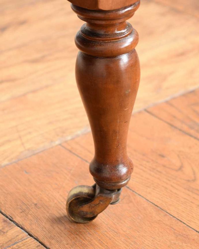 アンティークのドレッサー　アンティーク家具　英国のアンティーク家具、鏡のかたちまで素敵なドレッシングチェスト。脚先にはキャスター現代のプラスチックと比べると重厚なため動きはスムーズではありません。(q-1912-f)