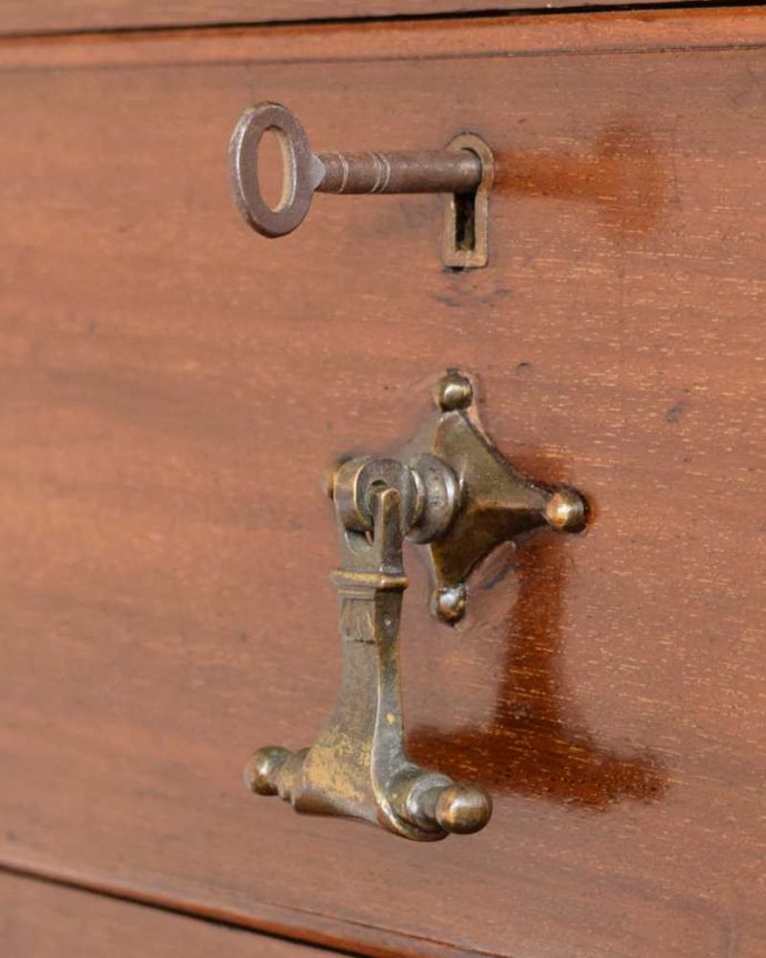 アンティークのドレッサー　アンティーク家具　英国のアンティーク家具、鏡のかたちまで素敵なドレッシングチェスト。大切なものを収納できますおとぎ話に出てくるようなカギも使えるように修復しました。(q-1912-f)