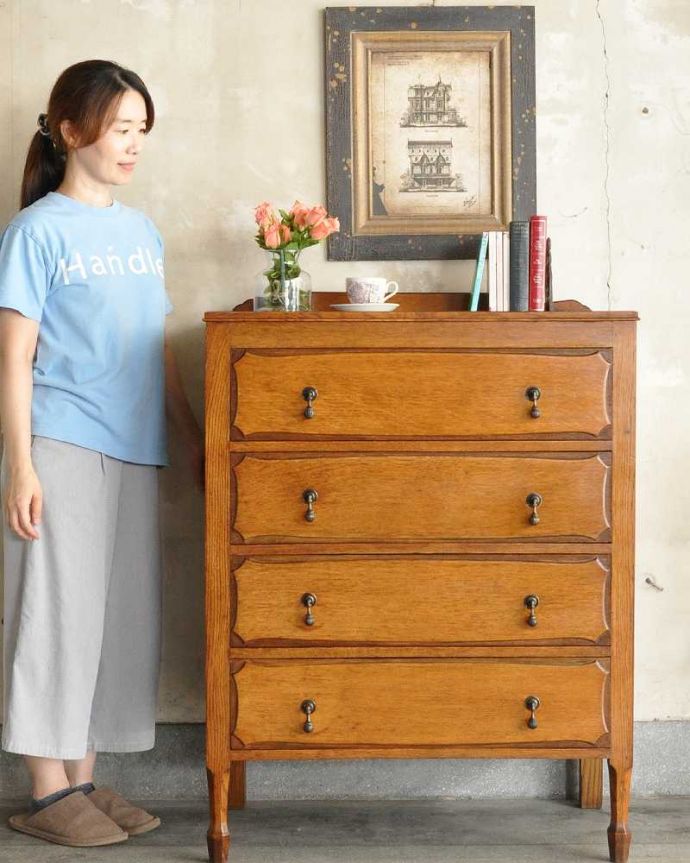 アンティークのチェスト　アンティーク家具　イギリスで見つけた取っ手もお洒落なアンティークの４段チェスト。英国アンティークらしい落ち着いた雰囲気が自慢落ち着いた色合いが英国アンティークらしい雰囲気のチェスト。(q-1913-f)