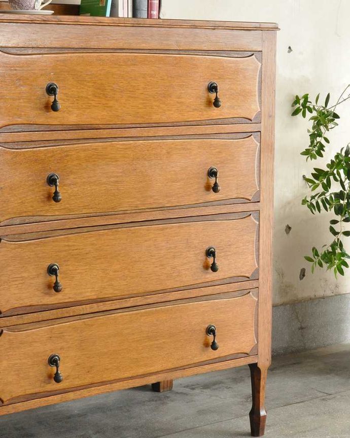 アンティークのチェスト　アンティーク家具　イギリスで見つけた取っ手もお洒落なアンティークの４段チェスト。見た目はもちろん、実用的に使って楽しみましょうアンティークのチェストは見た目の美しさはもちろん、実用的にたっぷり収納が出来る実力派。(q-1913-f)