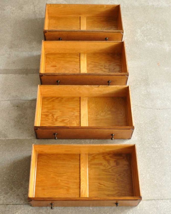 アンティークのチェスト　アンティーク家具　イギリスで見つけた取っ手もお洒落なアンティークの４段チェスト。何を入れても大丈夫。(q-1913-f)