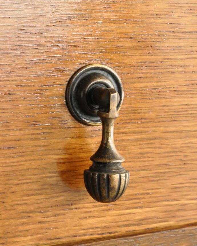 アンティークのチェスト　アンティーク家具　イギリスで見つけた取っ手もお洒落なアンティークの４段チェスト。開ける度にワクワク高級感漂うアンティークらしいデザインの取っ手。(q-1913-f)