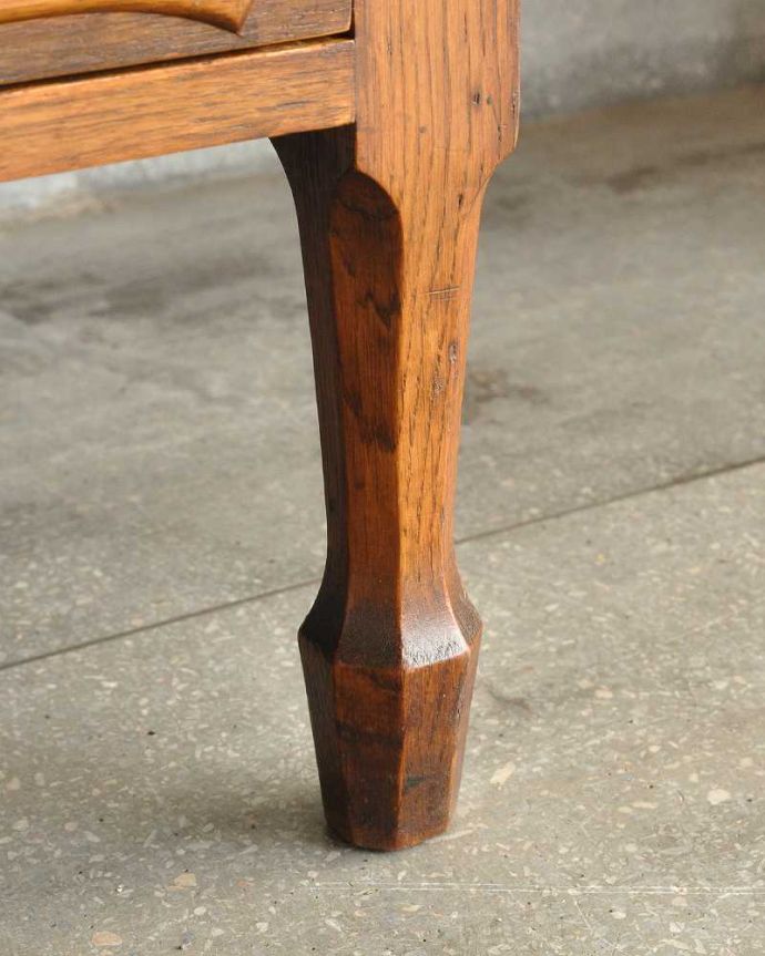 アンティークのチェスト　アンティーク家具　イギリスで見つけた取っ手もお洒落なアンティークの４段チェスト。女性1人でラクラク運べちゃう仕掛けHandleのアンティークは、脚の裏にフェルトキーパーをお付けしています。(q-1913-f)