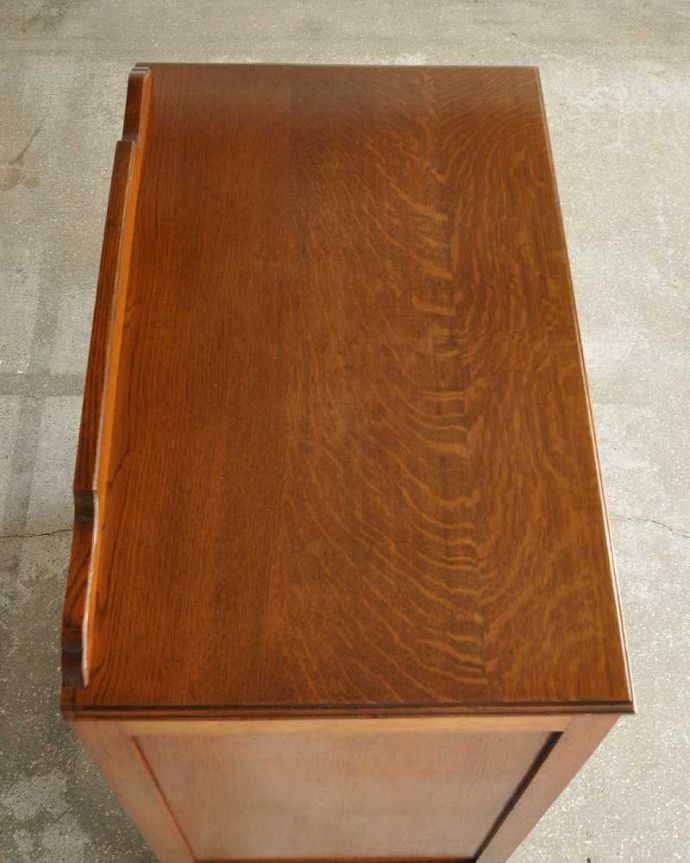 アンティークのチェスト　アンティーク家具　イギリスで見つけた取っ手もお洒落なアンティークの４段チェスト。何を置こうかな･･･？上から見ると、天板はこんな感じです。(q-1913-f)