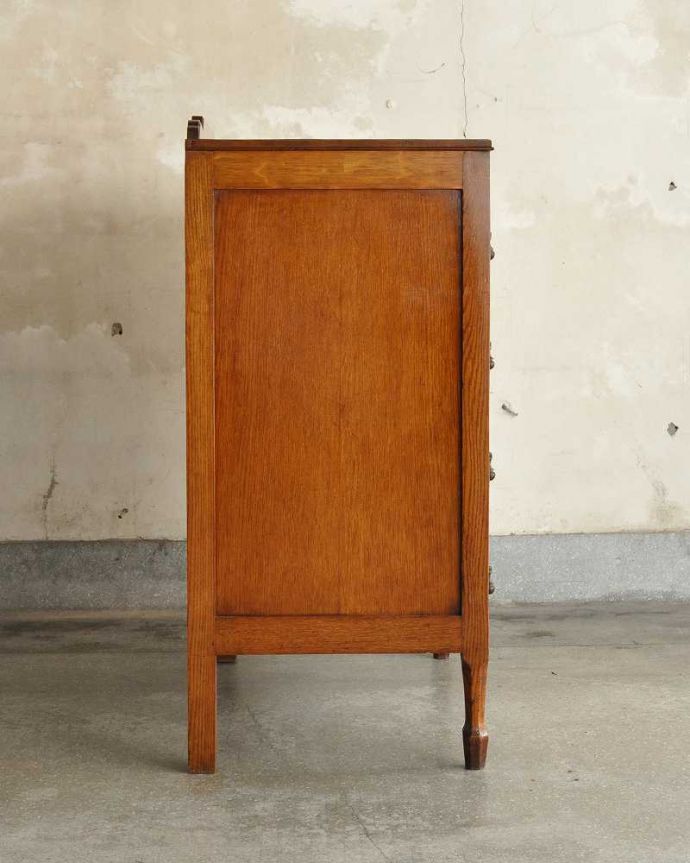 アンティークのチェスト　アンティーク家具　イギリスで見つけた取っ手もお洒落なアンティークの４段チェスト。横顔だってカッコいい横から見るとこんな感じです。(q-1913-f)