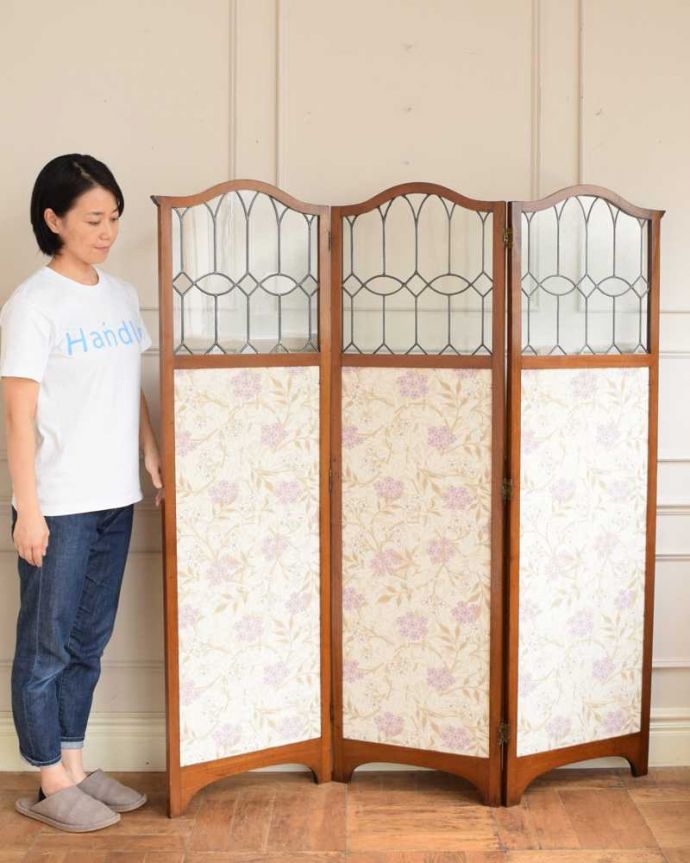 めずらしい家具 アンティーク家具 美しいステンドグラスが魅力的なアンティークの3連パーテーション。置くだけでお洒落なパーテーション自立するので、パーテーションや壁面装飾にピッタリです。(q-1914-f)