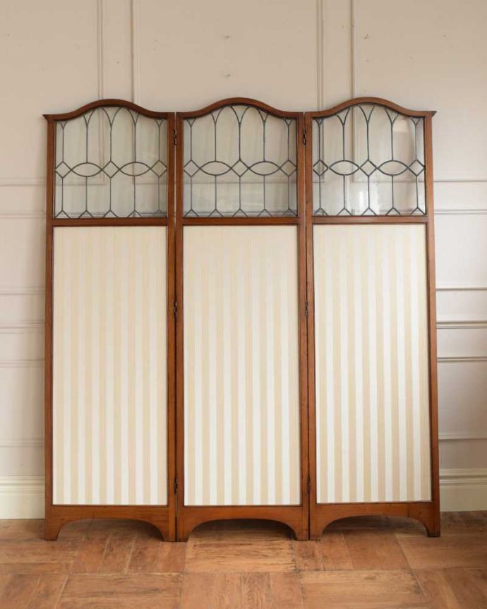 めずらしい家具 アンティーク家具 美しいステンドグラスが魅力的なアンティークの3連パーテーション。後ろ姿にも自信があります。(q-1914-f)