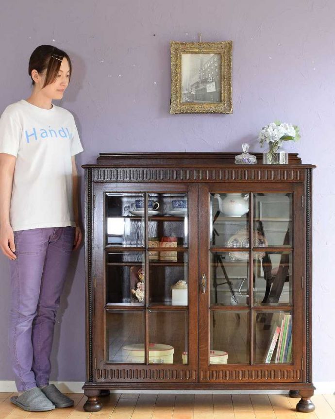 アンティークのキャビネット　アンティーク家具　アンティーク英国輸入家具、ガラス扉のブックケース（本棚）。英国らしい堂々とした風格のあるガラスキャビネット重厚感ある佇まいで、落ち着いた雰囲気を演出してくれる英国のキャビネット。(q-1915-f)