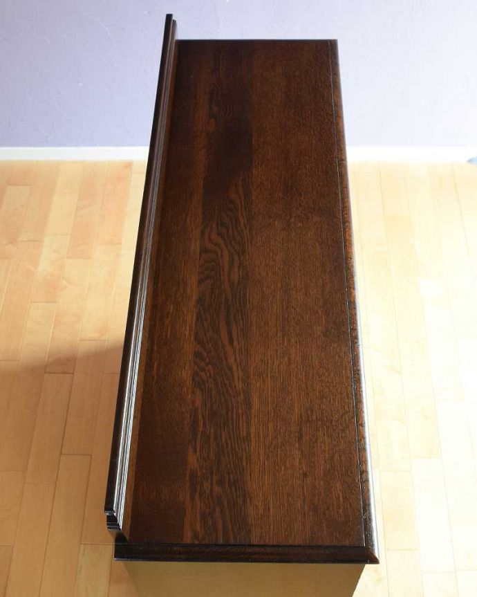 アンティークのキャビネット　アンティーク家具　アンティーク英国輸入家具、ガラス扉のブックケース（本棚）。上から見てみると…家具の形はこんな感じです。(q-1915-f)