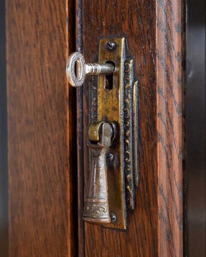 アンティークのキャビネット　アンティーク家具　アンティーク英国輸入家具、ガラス扉のブックケース（本棚）。小さなパーツにもこだわり現代とは違って良質な素材が使われているのが分かります。(q-1915-f)