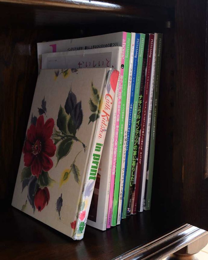 アンティークのキャビネット　アンティーク家具　アンティーク英国輸入家具、ガラス扉のブックケース（本棚）。しっかり収納できますA4サイズの雑誌までしっかり収納出来ちゃう優れもの。(q-1915-f)