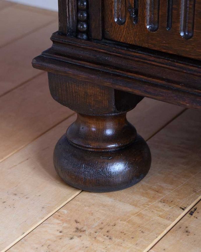 アンティークのキャビネット　アンティーク家具　アンティーク英国輸入家具、ガラス扉のブックケース（本棚）。女性1人でラクラク運べちゃう仕掛けHandleのアンティークは、脚の裏にフェルトキーパーをお付けしています。(q-1915-f)