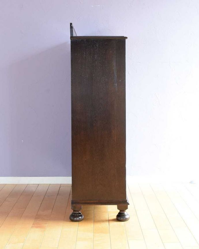 アンティークのキャビネット　アンティーク家具　アンティーク英国輸入家具、ガラス扉のブックケース（本棚）。横から見てもステキ横顔だって英国アンティークらしくカッコイイんです。(q-1915-f)