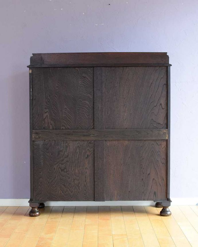 アンティークのキャビネット　アンティーク家具　アンティーク英国輸入家具、ガラス扉のブックケース（本棚）。後ろ姿もキレイですアンティークは新品ではないので、もちろん経年変化によるキズはありますが、専門の職人が修復したので後ろ姿にも自信があります。(q-1915-f)