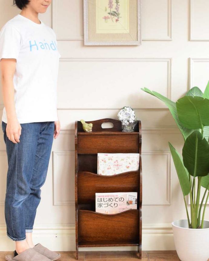 アンティークのキャビネット　アンティーク家具　本を読むのが楽しくなる英国輸入のアンティーク マガジンラック。マガジンラックと本棚が一緒になった英国家具オープンタイプの本棚の上にマガジンラックが付いた便利なアンティーク家具。(q-1916-f)