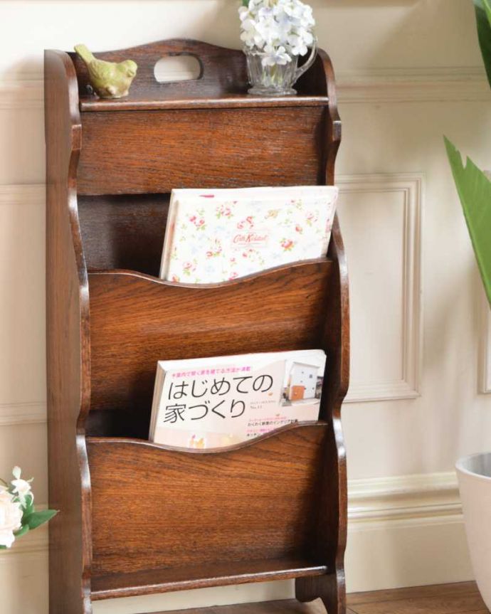 アンティークのキャビネット　アンティーク家具　本を読むのが楽しくなる英国輸入のアンティーク マガジンラック。意外とたっぷり収納できるんです。(q-1916-f)