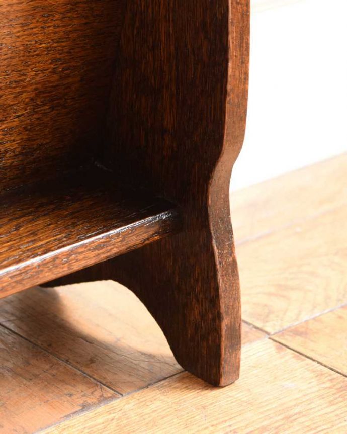 アンティークのキャビネット　アンティーク家具　本を読むのが楽しくなる英国輸入のアンティーク マガジンラック。女性1人でラクラク運べちゃう仕掛けHandleのアンティークは、脚の裏にフェルトキーパーをお付けしています。(q-1916-f)