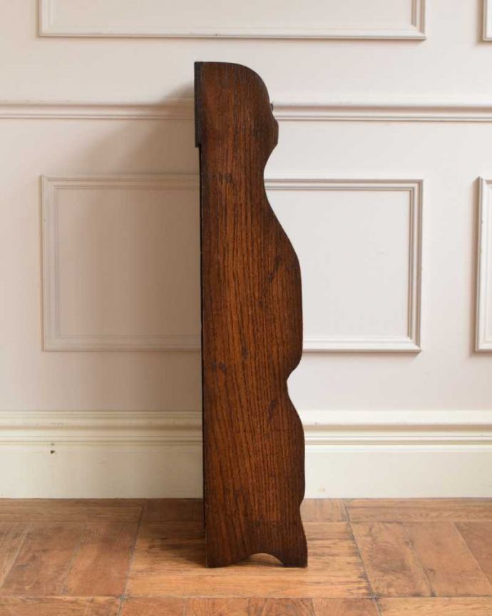 アンティークのキャビネット　アンティーク家具　本を読むのが楽しくなる英国輸入のアンティーク マガジンラック。横から見ても素敵なんですしっかり修復してあるのでどんな場所に置いて見てもらってもカッコいいです。(q-1916-f)