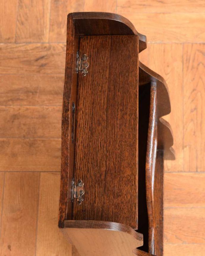 アンティークのキャビネット　アンティーク家具　本を読むのが楽しくなる英国輸入のアンティーク マガジンラック。上から見るとこんな感じです。(q-1916-f)