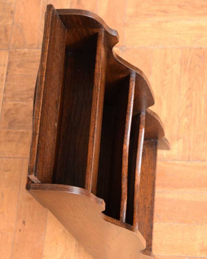 アンティークのキャビネット　アンティーク家具　本を読むのが楽しくなる英国輸入のアンティーク マガジンラック。中はこんな感じです。(q-1916-f)