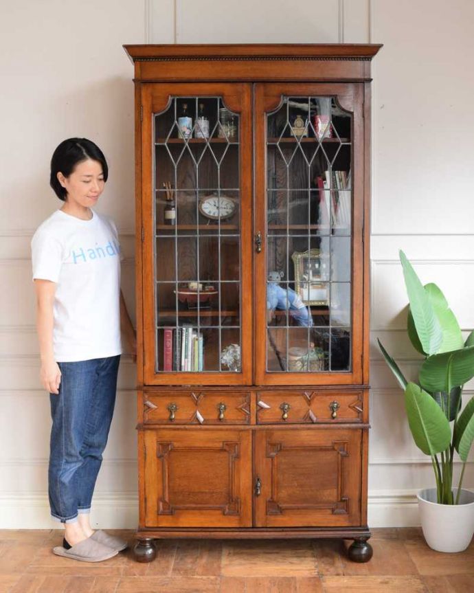 アンティークのキャビネット　アンティーク家具　英国らしい落ち着いたカッコよさ、ステンドグラスが美しいアンティークブックケース。お気に入りの本や雑貨や本を並べてみましょう。(q-1917-f)