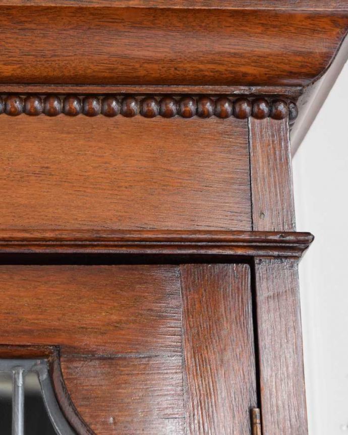 アンティークのキャビネット　アンティーク家具　英国らしい落ち着いたカッコよさ、ステンドグラスが美しいアンティークブックケース。いろんな場所にこだわり彫のデザインもいろいろです。(q-1917-f)