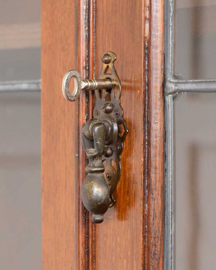 アンティークのキャビネット　アンティーク家具　英国らしい落ち着いたカッコよさ、ステンドグラスが美しいアンティークブックケース。小さなパーツにもこだわりカギも使えるように修復しました。(q-1917-f)