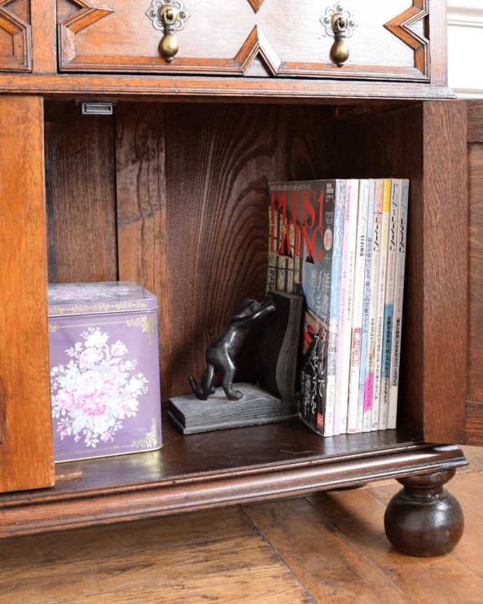 アンティークのキャビネット　アンティーク家具　英国らしい落ち着いたカッコよさ、ステンドグラスが美しいアンティークブックケース。扉の中は収納たっぷりA4サイズの雑誌までしっかり収納出来ちゃう大きさ。(q-1917-f)