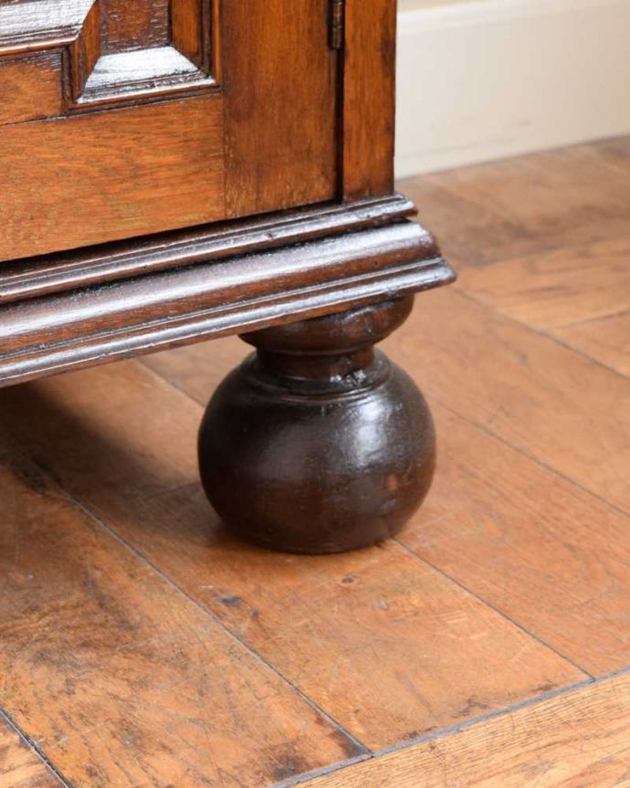 アンティークのキャビネット　アンティーク家具　英国らしい落ち着いたカッコよさ、ステンドグラスが美しいアンティークブックケース。女性１人でラクラク運べちゃうんですHandleのアンティークは、脚の裏にフェルトキーパーをお付けしています。(q-1917-f)