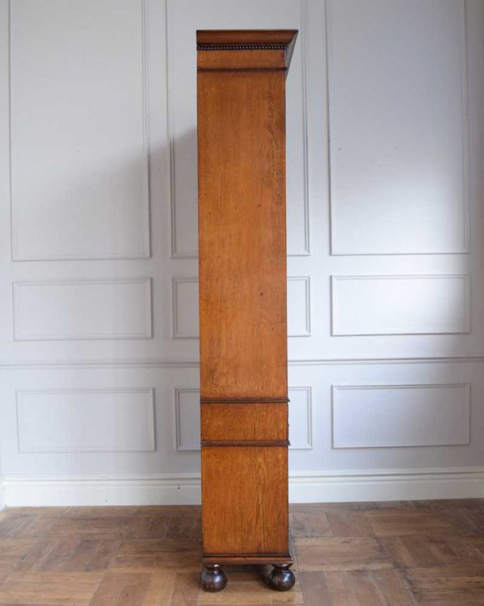 アンティークのキャビネット　アンティーク家具　英国らしい落ち着いたカッコよさ、ステンドグラスが美しいアンティークブックケース。横から見てもステキ横から見るとこんな感じ。(q-1917-f)