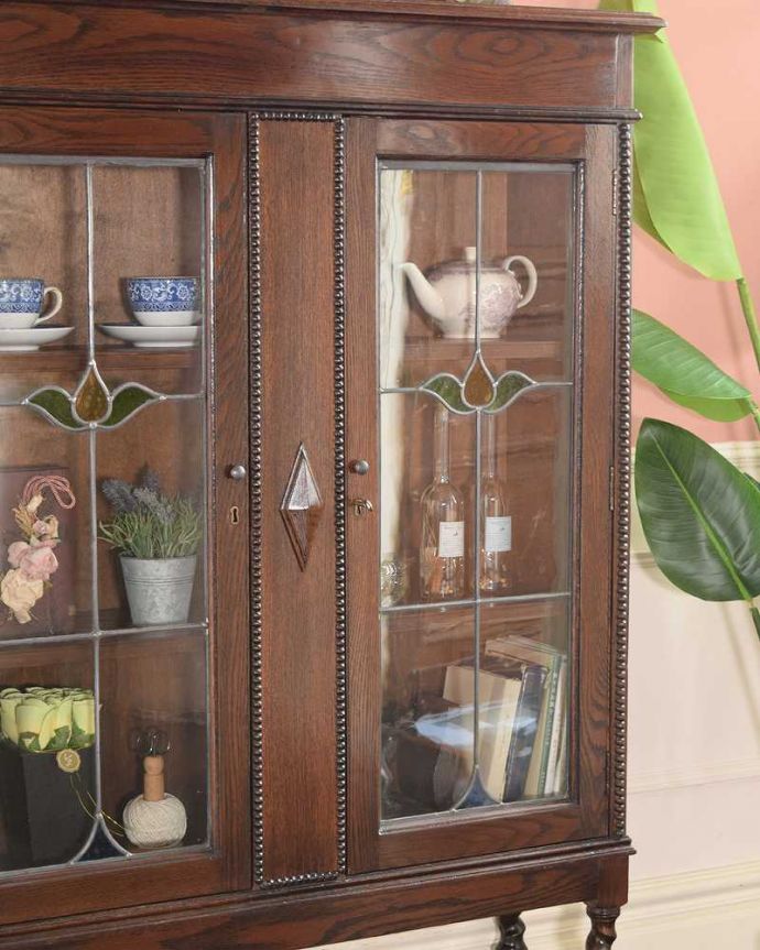 アンティークのキャビネット　アンティーク家具　英国伝統のアンティーク家具、ステンドグラスをはめ込んだブックケース（本棚）。まずはステンドグラスを楽しみましょう現代のように機械が発達していない時代に作られたステンドグラス。(q-1918-f)