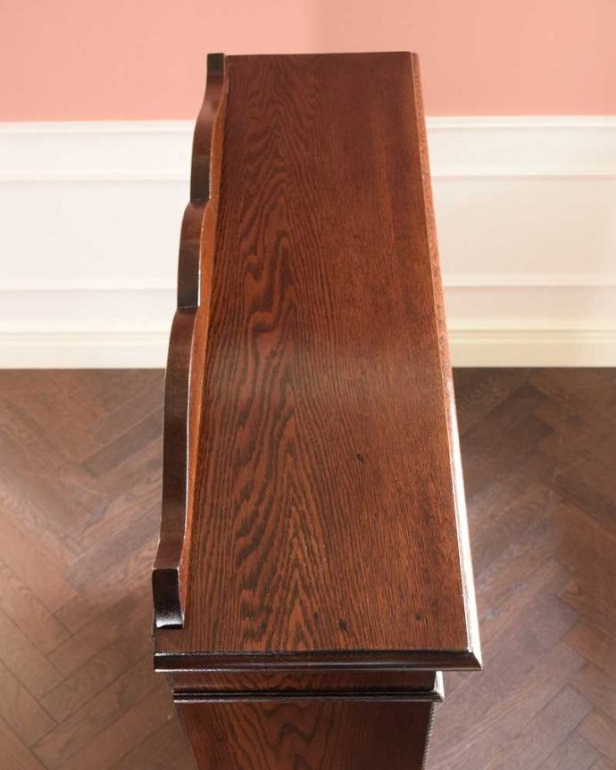 アンティークのキャビネット　アンティーク家具　英国伝統のアンティーク家具、ステンドグラスをはめ込んだブックケース（本棚）。天板もキレイに仕上げました。(q-1918-f)