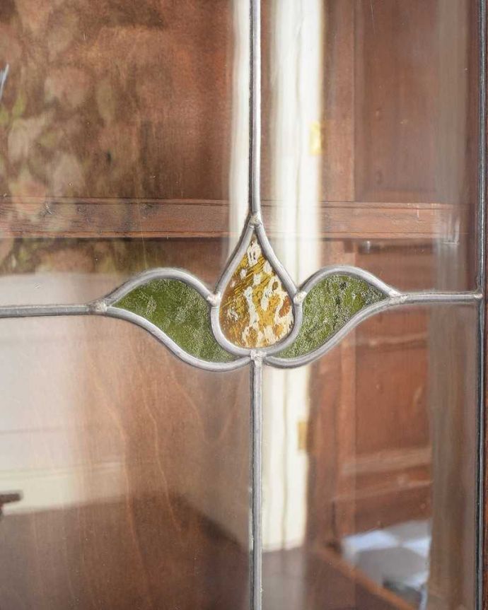 アンティークのキャビネット　アンティーク家具　英国伝統のアンティーク家具、ステンドグラスをはめ込んだブックケース（本棚）。アンティークのガラスの美しさガラスも古いアンティークのステンドグラスは独特の雰囲気が魅力。(q-1918-f)