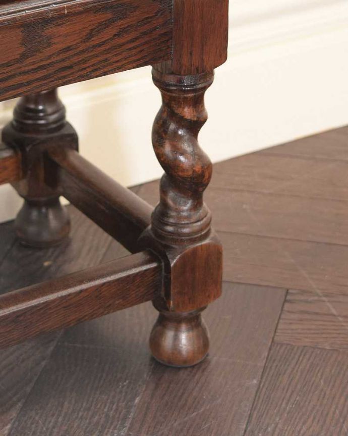 アンティークのキャビネット　アンティーク家具　英国伝統のアンティーク家具、ステンドグラスをはめ込んだブックケース（本棚）。女性１人でもラクに運べちゃうヒミツHandleのアンティークは、脚の裏にフェルトキーパーをお付けしているので、床を滑らせれば女性でも移動がカンタンに出来ます！ご安心下さい。(q-1918-f)