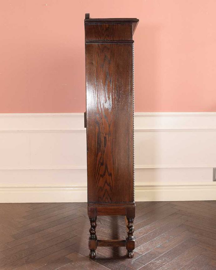 アンティークのキャビネット　アンティーク家具　英国伝統のアンティーク家具、ステンドグラスをはめ込んだブックケース（本棚）。横から見てもステキもちろん横もキレイに修復していますので、横顔だって美しいんです。(q-1918-f)