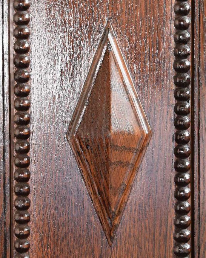 アンティークのキャビネット　アンティーク家具　英国伝統のアンティーク家具、ステンドグラスをはめ込んだブックケース（本棚）。ここの彫も最上級の美しさいろんな部分の美しさが重なり合って、最上級の美しさを醸し出してくれます。(q-1918-f)