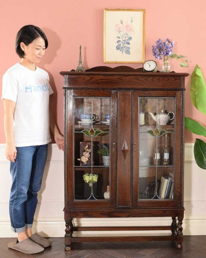 アンティークのキャビネット　アンティーク家具　英国伝統のアンティーク家具、ステンドグラスをはめ込んだブックケース（本棚）。ステンドグラスの扉が美しいキャビネット扉がステンドグラスになっているから、キャビネットとステンドグラスの両方を一気に手に入れることが出来ちゃうんです。(q-1918-f)