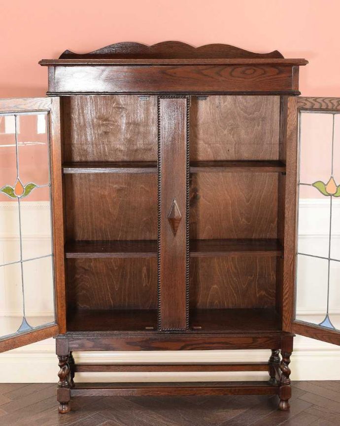 アンティークのキャビネット　アンティーク家具　英国伝統のアンティーク家具、ステンドグラスをはめ込んだブックケース（本棚）。扉を開けた内側はこんな感じですキャビネットの中も職人がしっかり修復したのでキレイです。(q-1918-f)